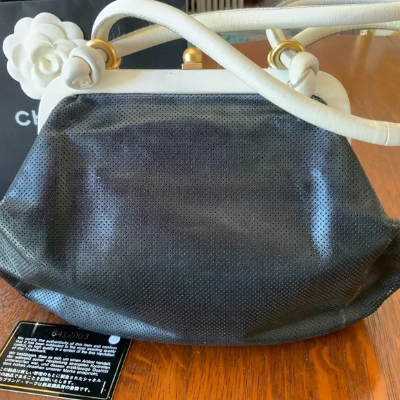 CHANEL PERFORATED KISS TOP CLOSURE BOW BLACK HANDBAG - Picture 4 of 14